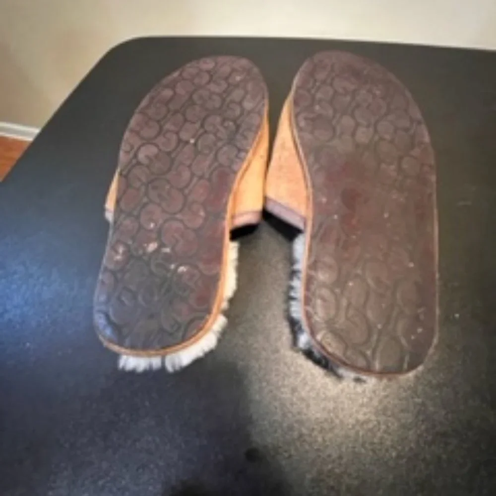 Ugg size 10 Mens closed toe scuff slippers in Chestnut suede